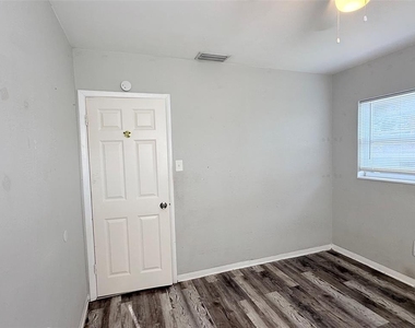 6041 43rd Avenue N - Photo Thumbnail 20