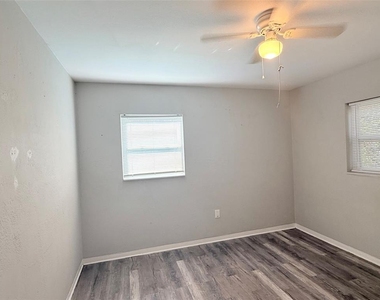 6041 43rd Avenue N - Photo Thumbnail 14