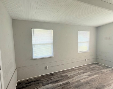 6041 43rd Avenue N - Photo Thumbnail 12
