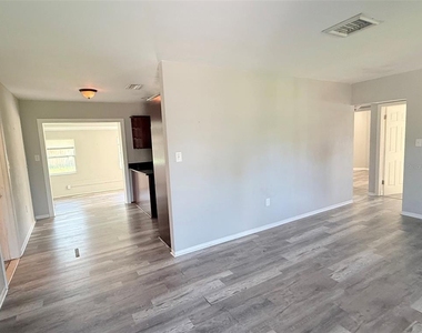 6041 43rd Avenue N - Photo Thumbnail 4