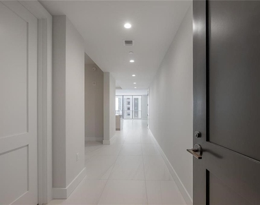 275 1st Avenue S - Photo Thumbnail 8