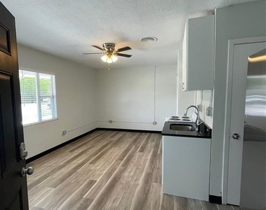 707 Rosery Road Nw - Photo Thumbnail 2