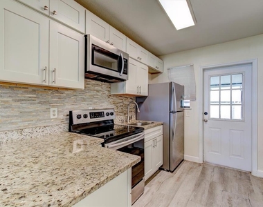232 Northshore Drive - Photo Thumbnail 3