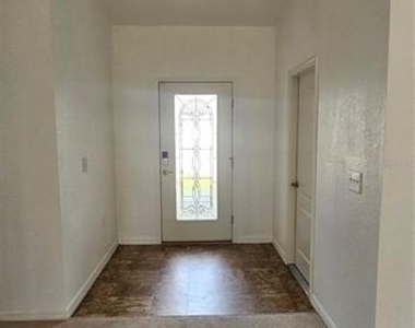240 Solis Drive - Photo Thumbnail 10