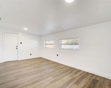 5205 Chenault Avenue - Photo Thumbnail 12