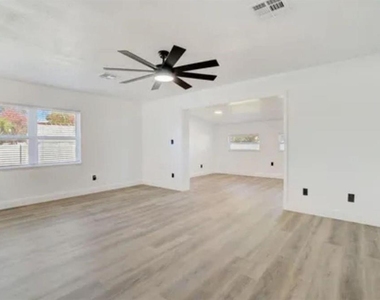 5205 Chenault Avenue - Photo Thumbnail 11