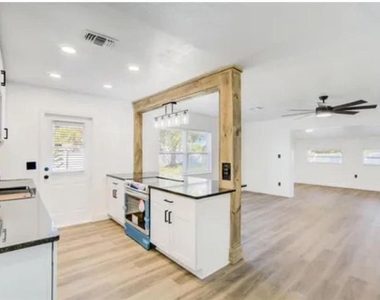 5205 Chenault Avenue - Photo Thumbnail 3