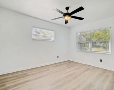 5205 Chenault Avenue - Photo Thumbnail 9