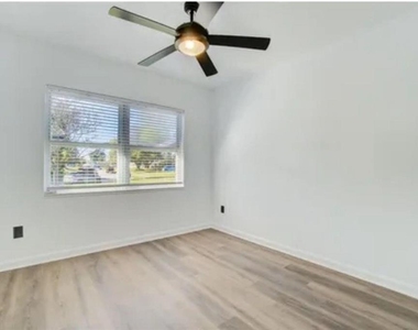 5205 Chenault Avenue - Photo Thumbnail 10