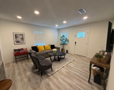 4714 W Lawn Avenue - Photo Thumbnail 4