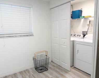 4714 W Lawn Avenue - Photo Thumbnail 7