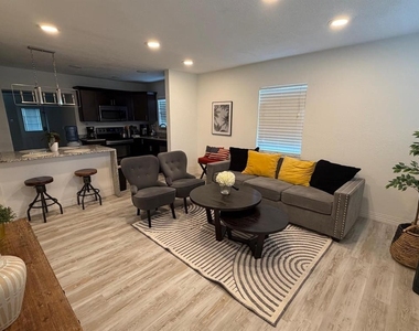 4714 W Lawn Avenue - Photo Thumbnail 3