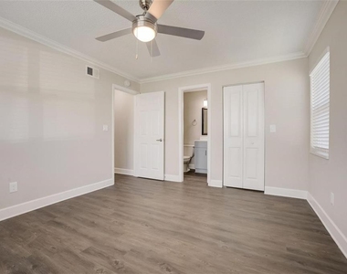 2556 Woodgate Boulevard - Photo Thumbnail 23