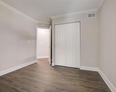 2556 Woodgate Boulevard - Photo Thumbnail 18