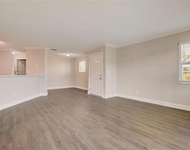 2556 Woodgate Boulevard - Photo Thumbnail 5