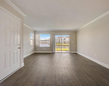 2556 Woodgate Boulevard - Photo Thumbnail 6
