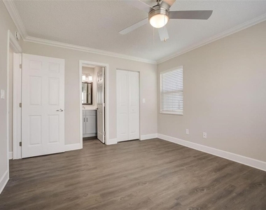 2556 Woodgate Boulevard - Photo Thumbnail 24