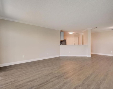2556 Woodgate Boulevard - Photo Thumbnail 8