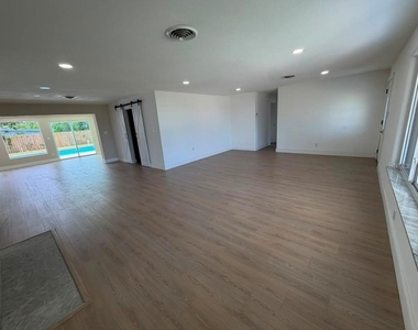 1822 Banyan Tree Drive - Photo Thumbnail 7