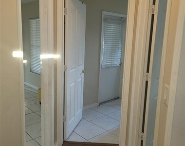4650 Ne 16th Place - Photo Thumbnail 12