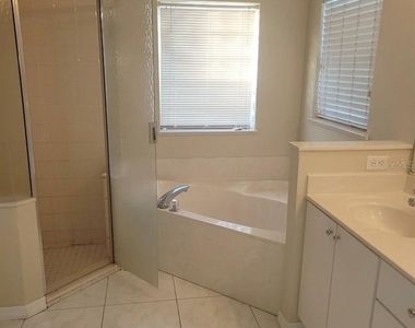 4650 Ne 16th Place - Photo Thumbnail 10