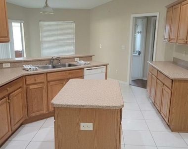 4650 Ne 16th Place - Photo Thumbnail 6