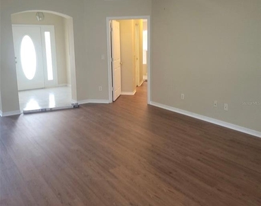 4650 Ne 16th Place - Photo Thumbnail 2