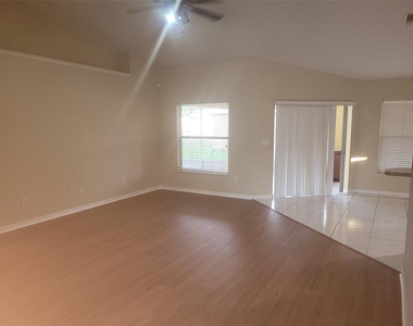 4650 Ne 16th Place - Photo Thumbnail 4