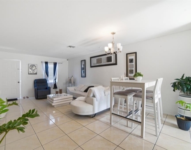 2 E Las Palmas Way - Photo Thumbnail 3