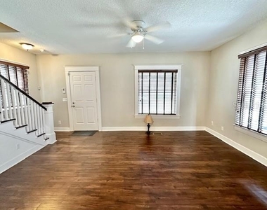 305 W 9th Street - Photo Thumbnail 7