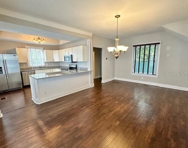 305 W 9th Street - Photo Thumbnail 13