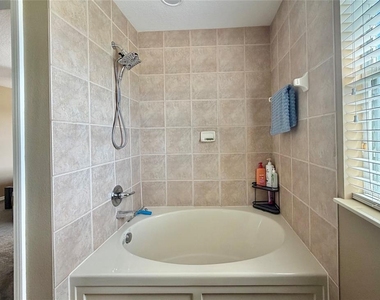 1720 Retreat View Circle - Photo Thumbnail 16