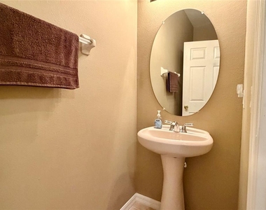 1720 Retreat View Circle - Photo Thumbnail 12