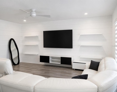 5225 Tuscany Lane - Photo Thumbnail 4
