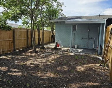 1216 Dickens Avenue - Photo Thumbnail 7