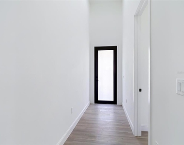 275 Lecturn Street - Photo Thumbnail 11