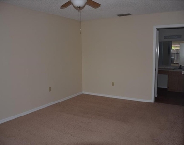 470 Hunter Circle - Photo Thumbnail 9