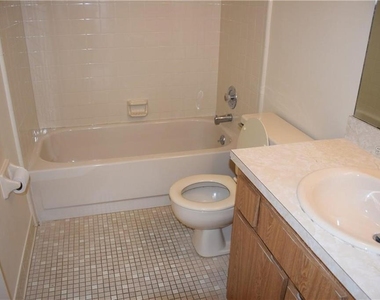 470 Hunter Circle - Photo Thumbnail 8