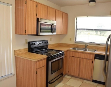 470 Hunter Circle - Photo Thumbnail 2