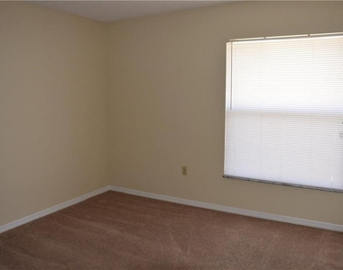 470 Hunter Circle - Photo Thumbnail 5