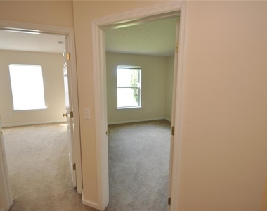 116 London Drive - Photo Thumbnail 12