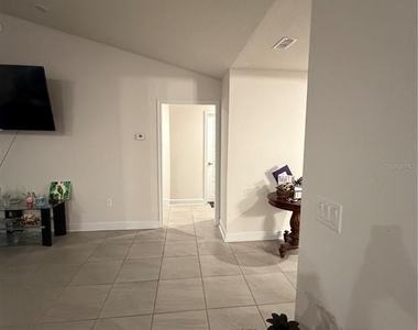 93 Royal Oak Drive - Photo Thumbnail 15