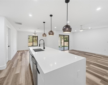 15468 Chamberlain Boulevard - Photo Thumbnail 3