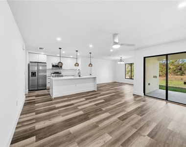 15468 Chamberlain Boulevard - Photo Thumbnail 2
