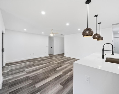 15468 Chamberlain Boulevard - Photo Thumbnail 4