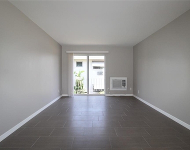 3001 Bee Ridge Road - Photo Thumbnail 6
