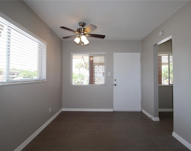 3001 Bee Ridge Road - Photo Thumbnail 2