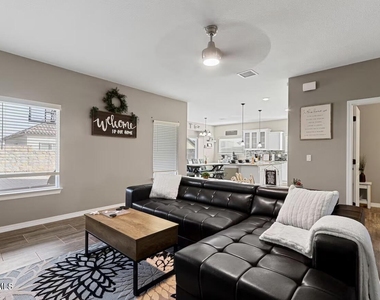 904 Cottage Place - Photo Thumbnail 4