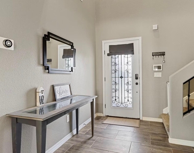 904 Cottage Place - Photo Thumbnail 3