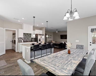 904 Cottage Place - Photo Thumbnail 16